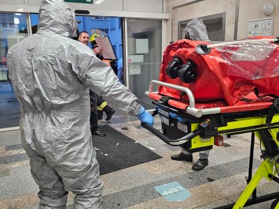 Biohazard tým ZZS JčK převážel pacienta s podezřením na VNN